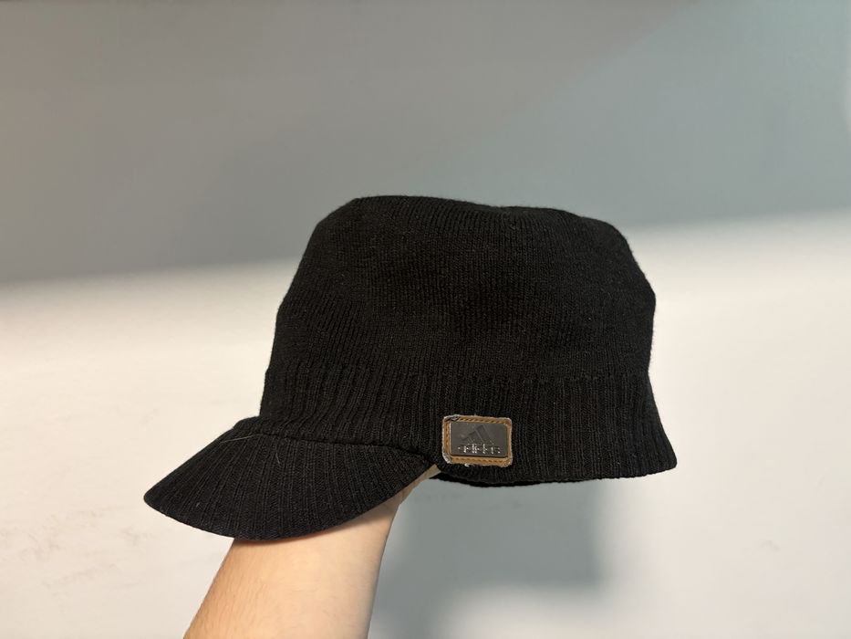 Czapka Adidas bawełniana z daszkiem – czarna