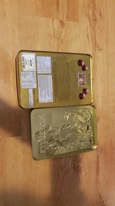 Blaszane pudełko po czekoladkach