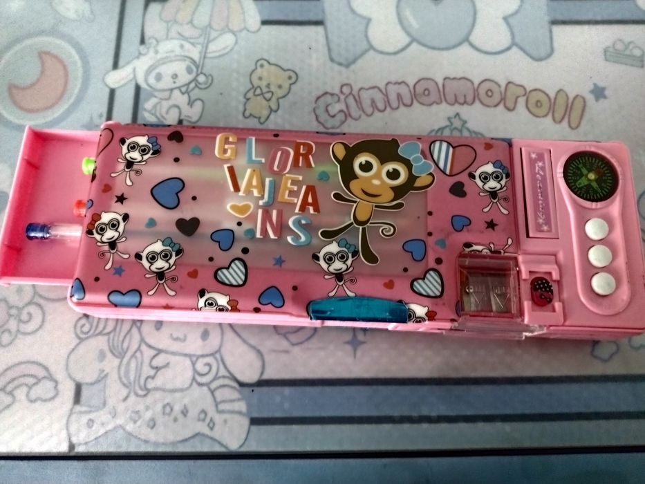 Piórnik z wyposażeniem dla dziewczynki