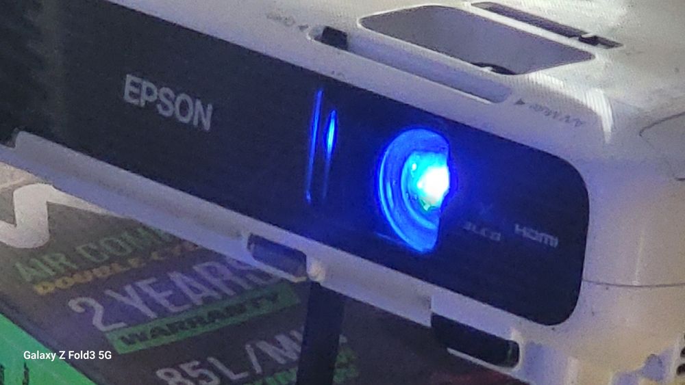 Проектор EPSON EB-S04 + нова лампа .