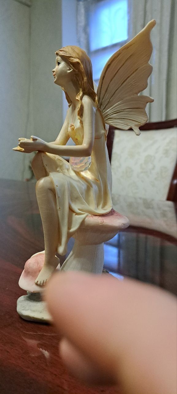 Керамическая фигурка-фея сидит на грибе