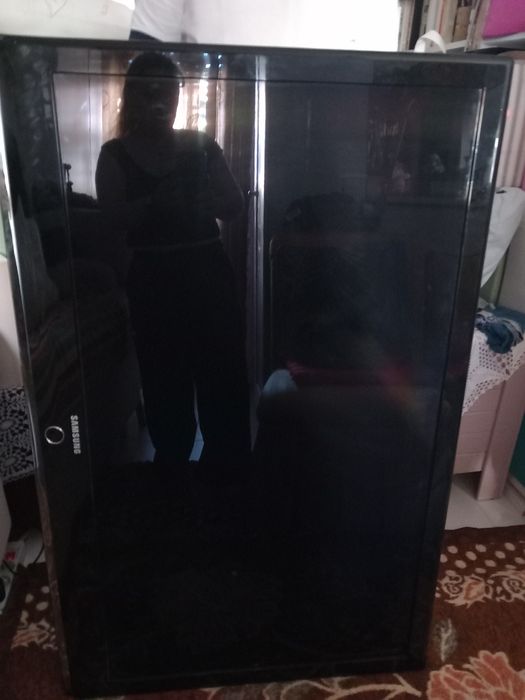 Televisão lcd marca Samsung a funcionar a 100 porcento