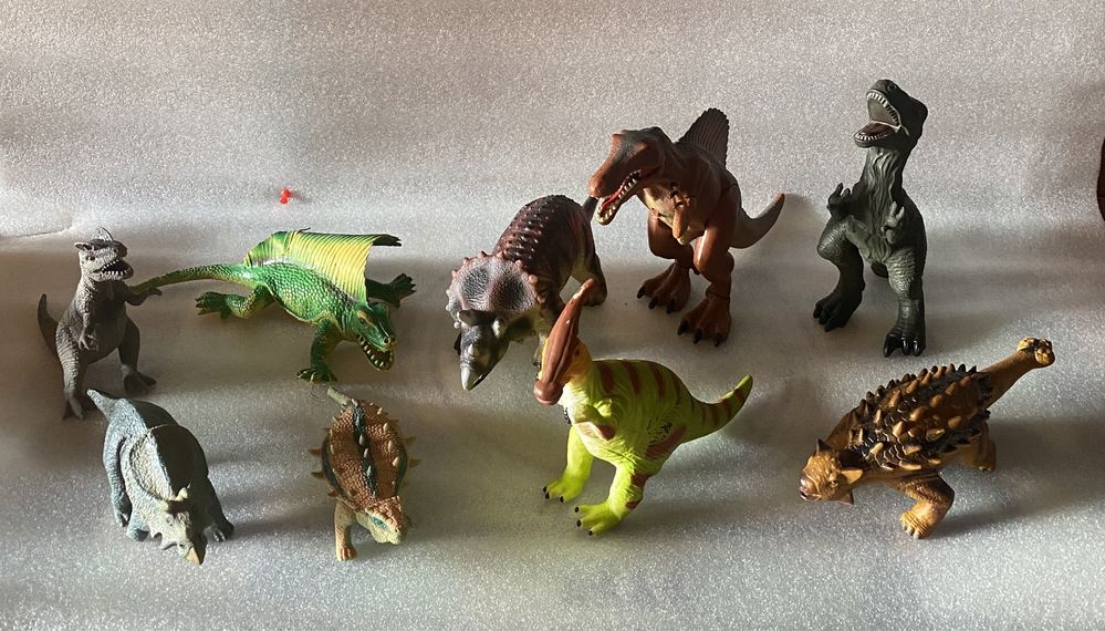 Figurki dinozaurów