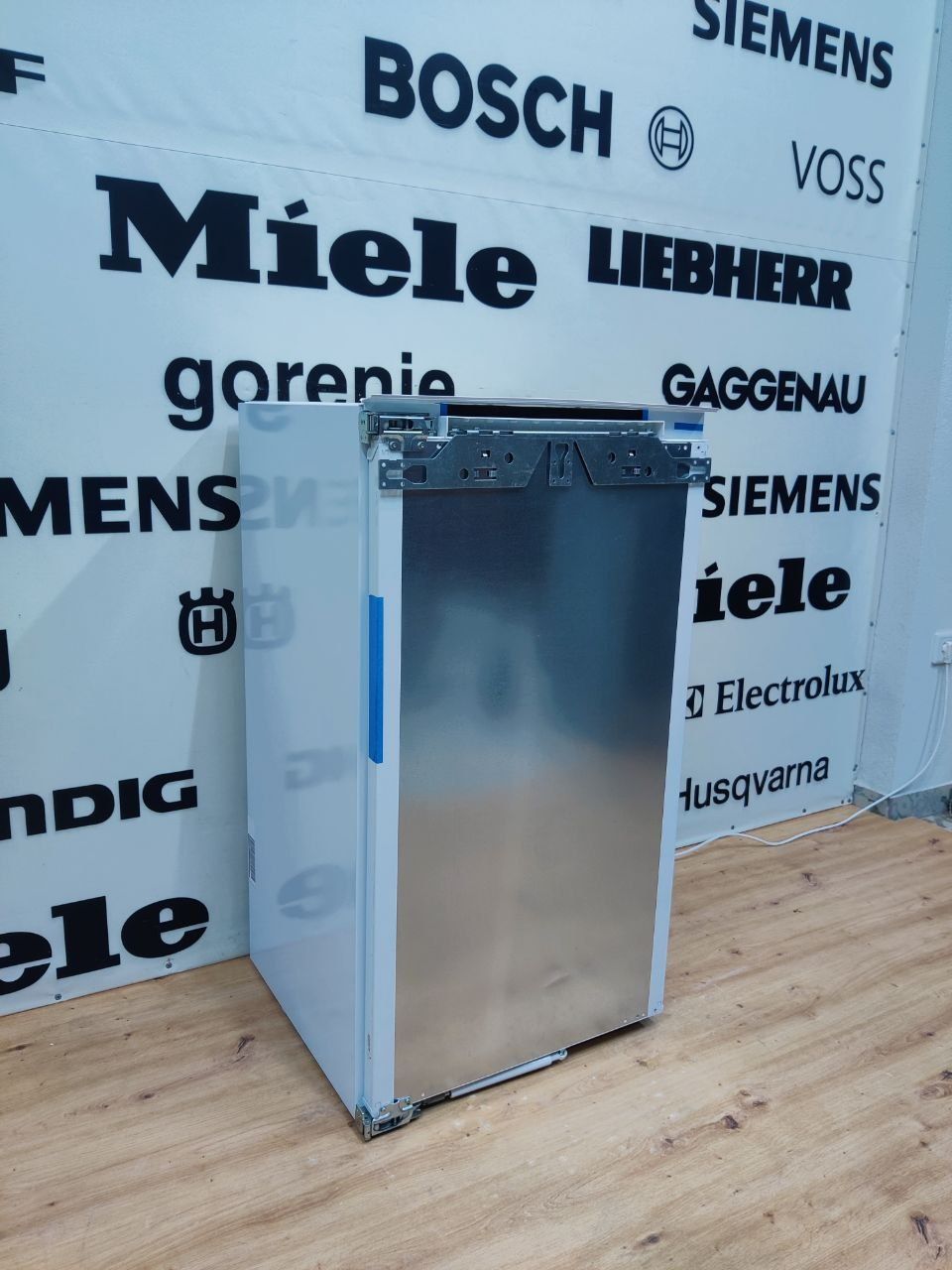 Встраиваемый в мебель холодильник Liebherr IRe 4020. 2023год. Выставка