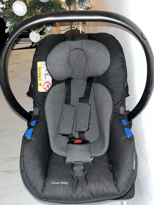 Dwa foteliki samochodowe