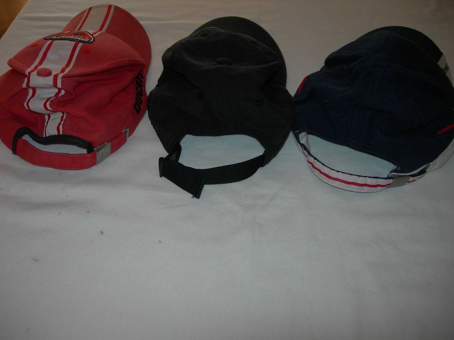 Bonés de pala. Para colocar na cabeça!!