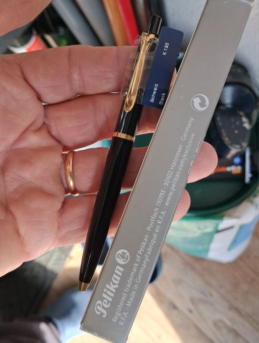 Caneta Esferográfica Pelikan M150 preta e ouro