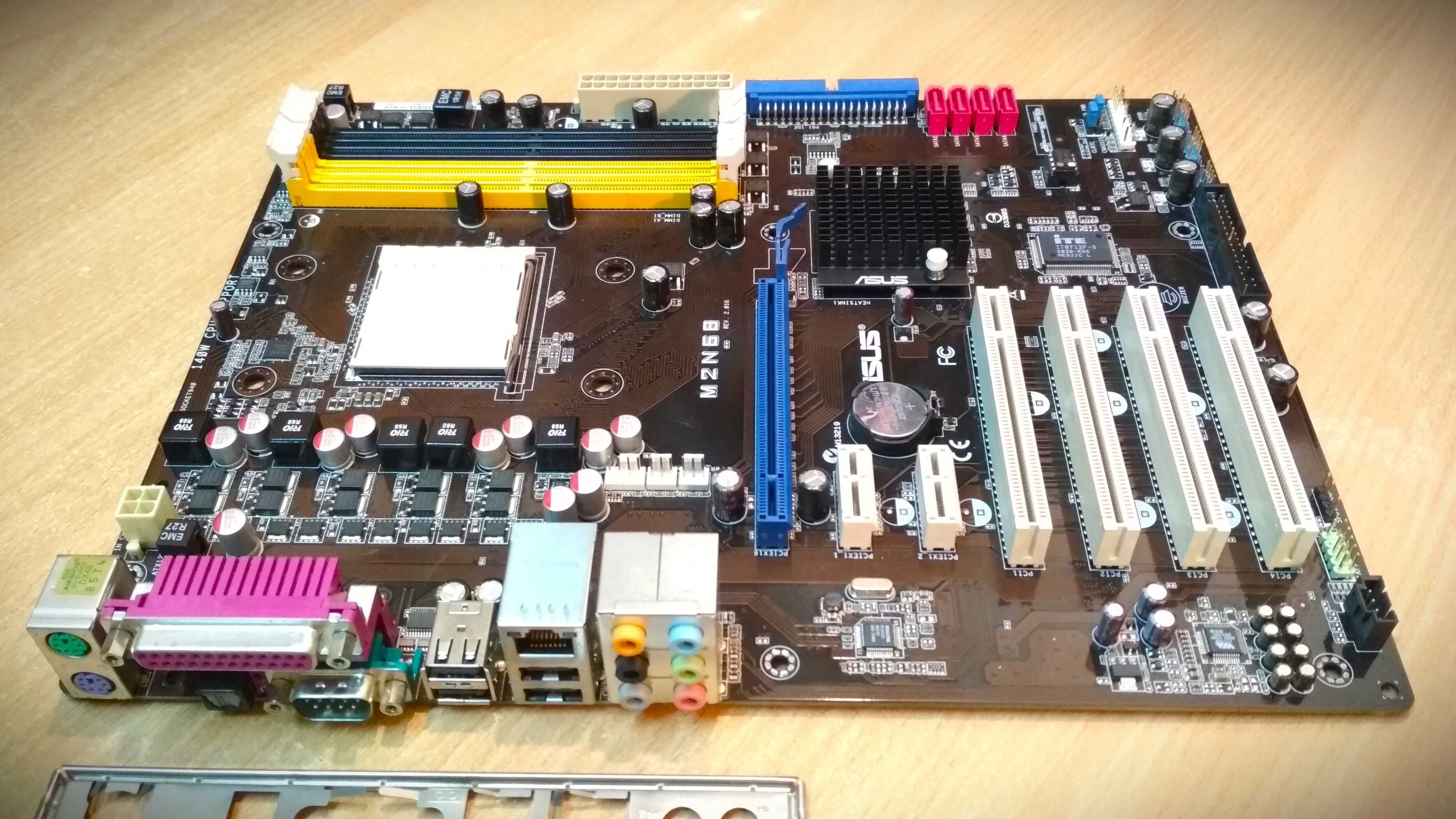 Материнська плата Asus повністю робоча потрібен Bios