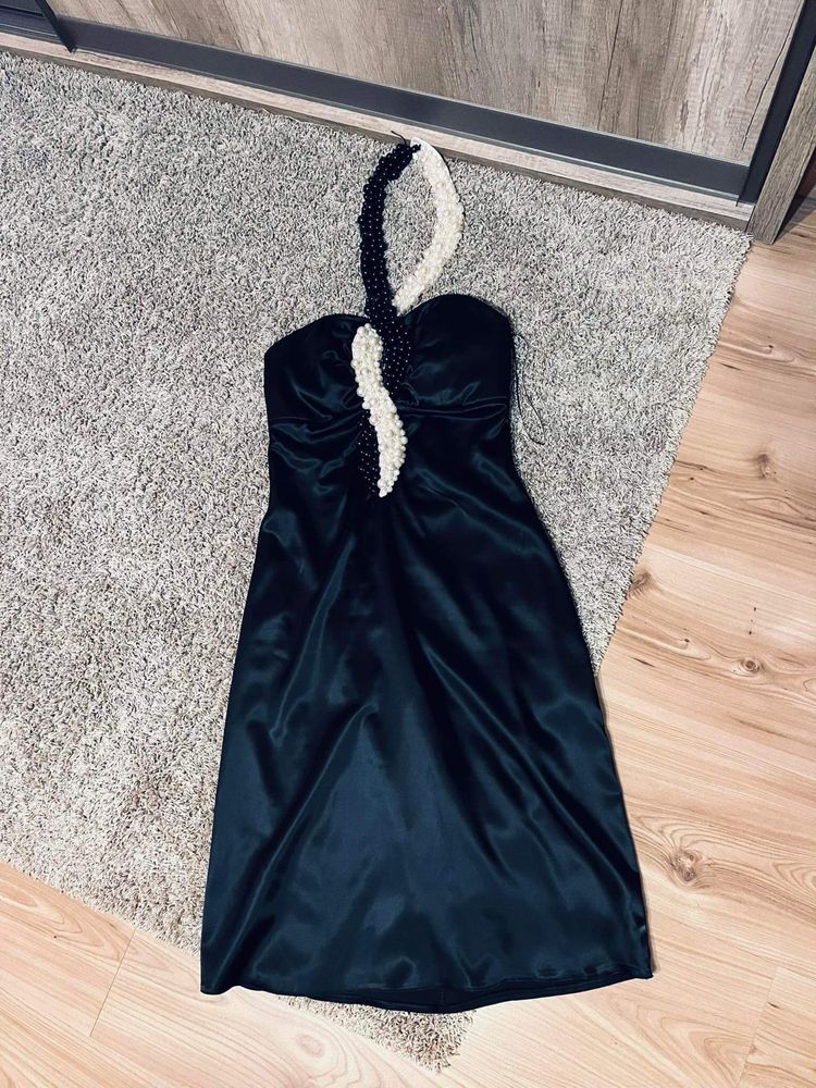 Czarna satynowa suknia sukienka damska z koralami