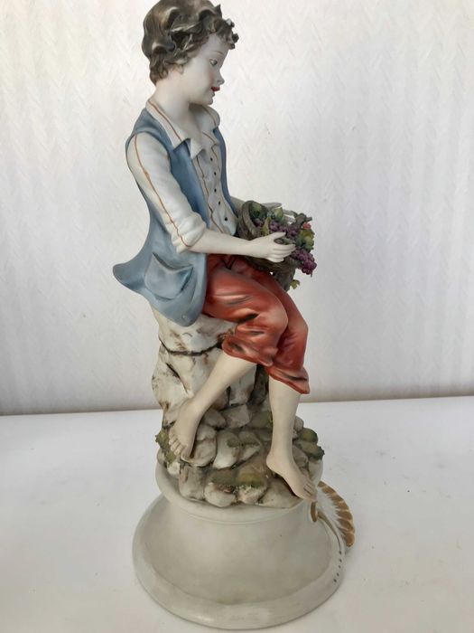 Скульптура хлопчика з кошиком винограду, 33 см., Каподімонте, Італія.