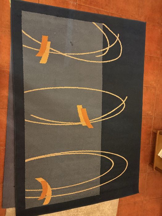 Tapete fundo azul. Tamanho: 190 x 135 cm