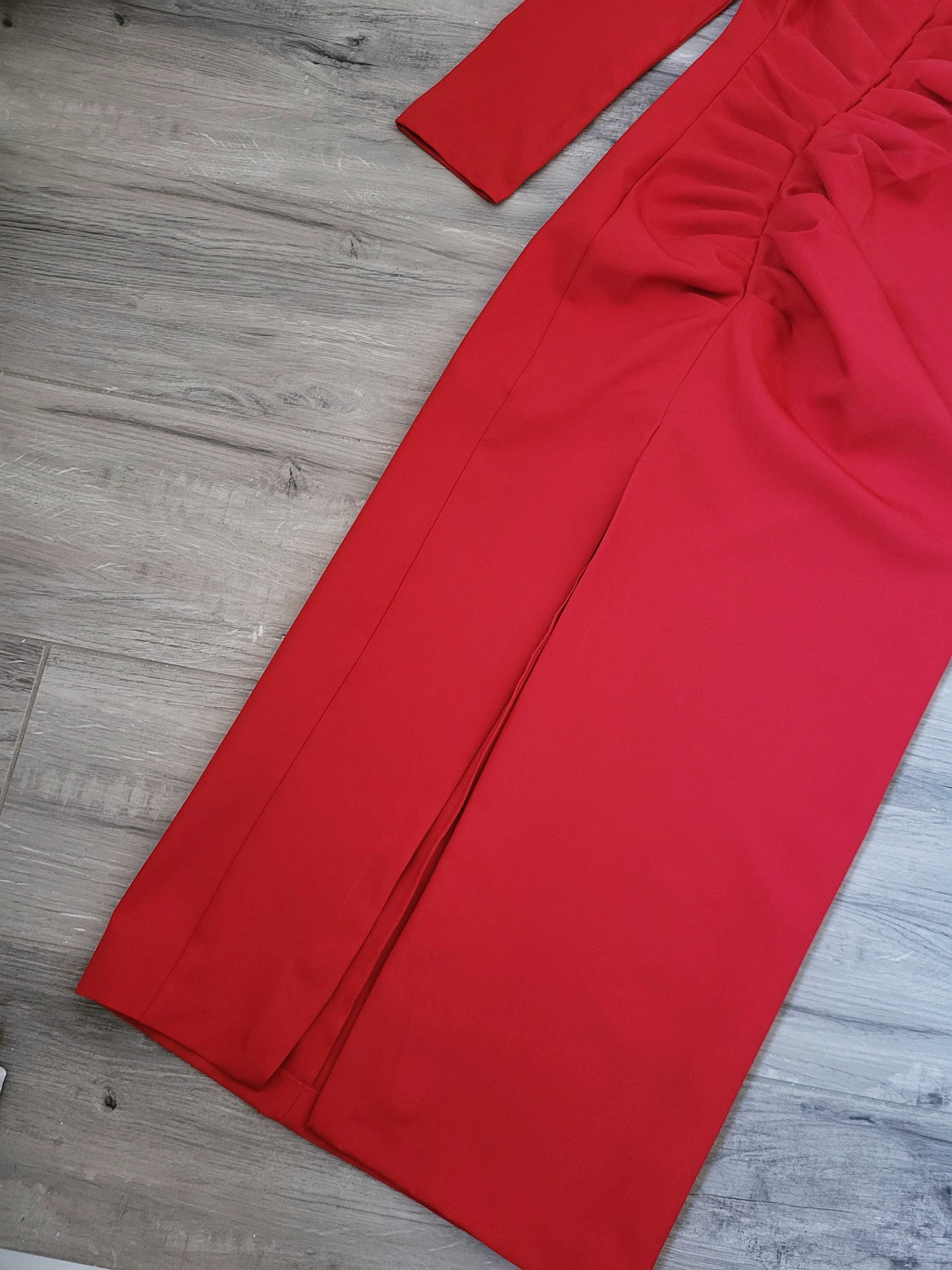 Elegancka czerwona drapowana sukienka midi z rozcięciem Zara