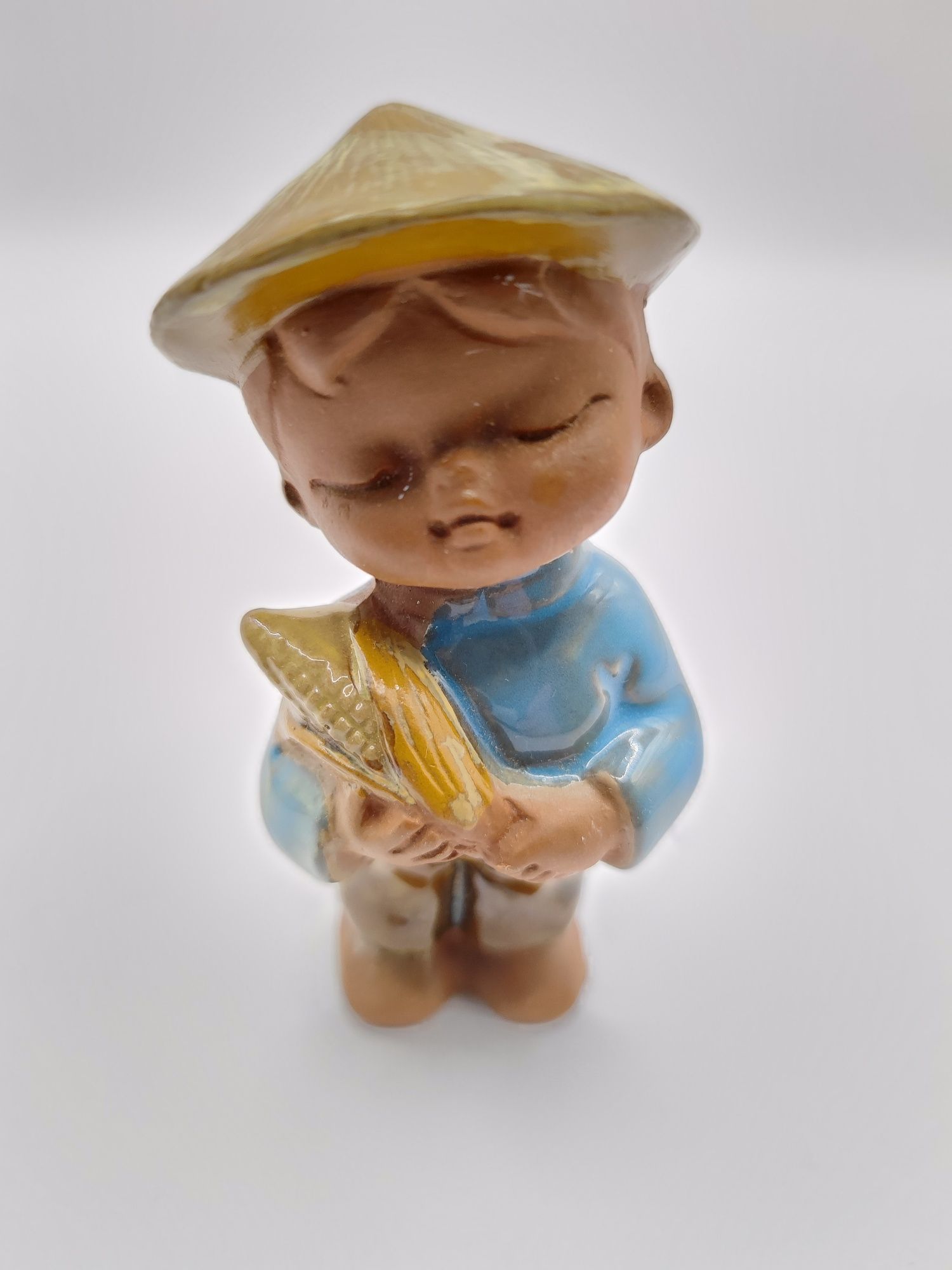 Ceramiczna figurka chłopiec z kukurydzą Japan