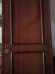 Portas  maciças.