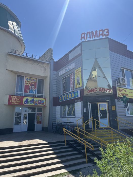 Продам фасадну частину торгового цетру АЛМАЗ