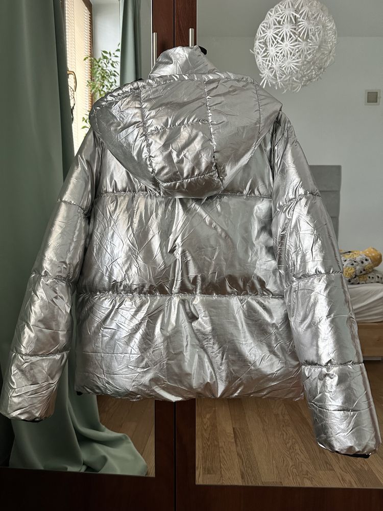MOHITO Metaliczna pikowana kurtka srebrna 40 L z kapturem