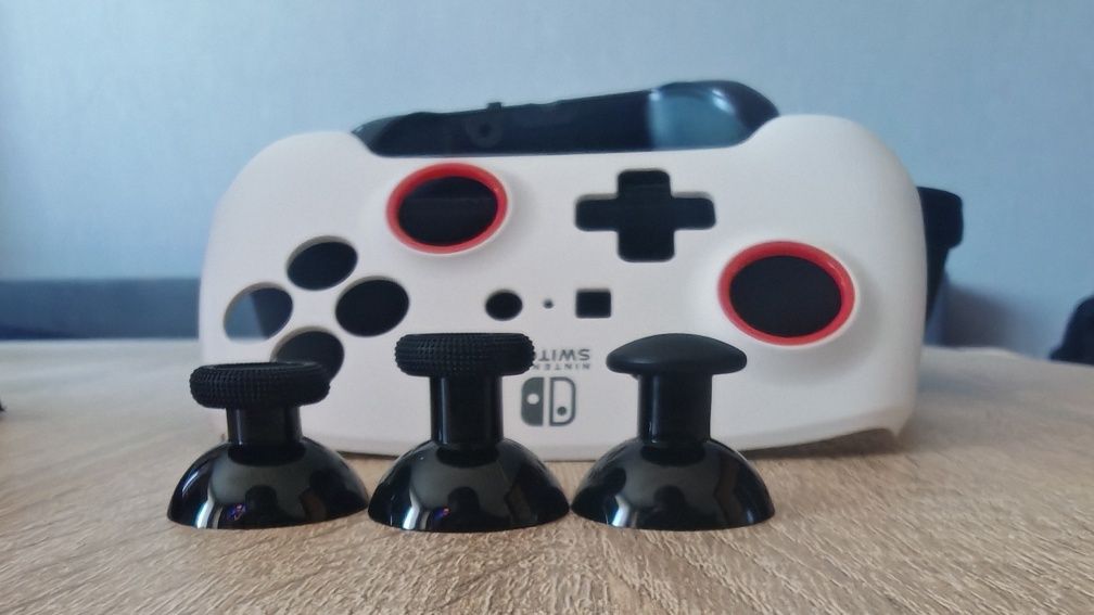 Pad do Nintendo Switch 1/2 z dodatkowymi przyciskami. Jak nowy z gwara