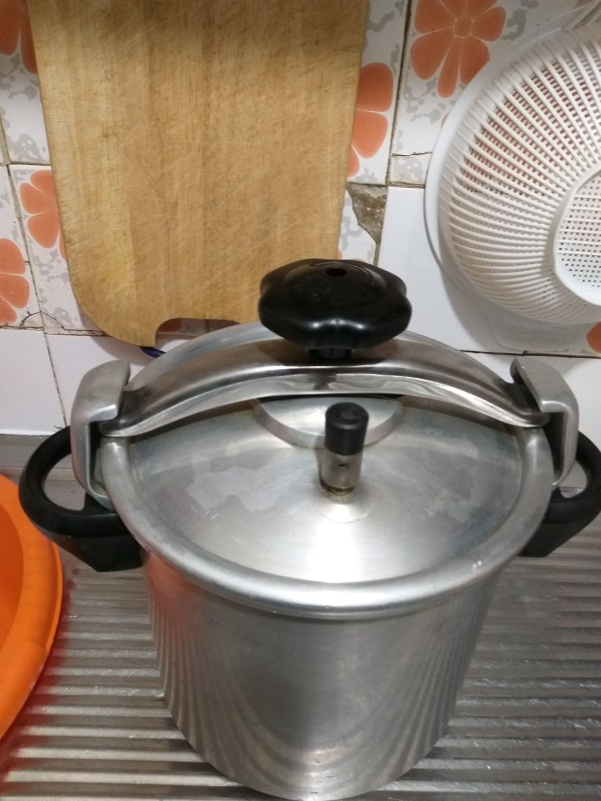 Panela de pressão SILAMPOS 10l como nova impecável  .