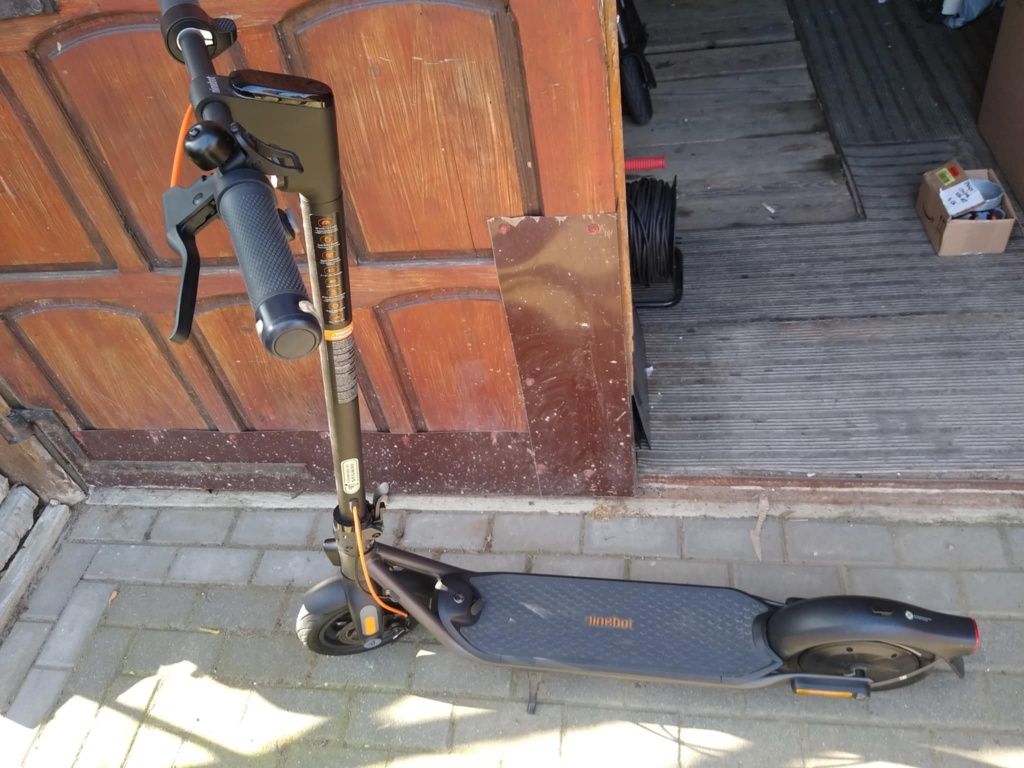 Hulajnoga elektryczna segway F2 plus