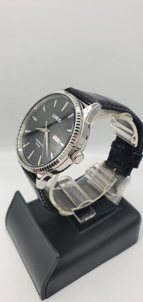 Lorus Classic Automatic - karbowany bezel