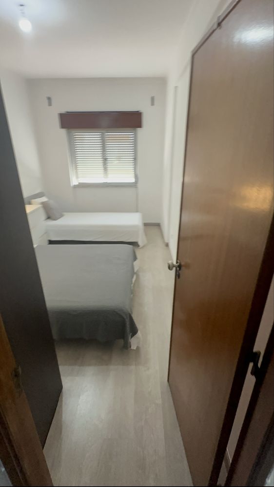 QUARTO c 2 camas c tv a 5 min da estação de barco do Barreiro