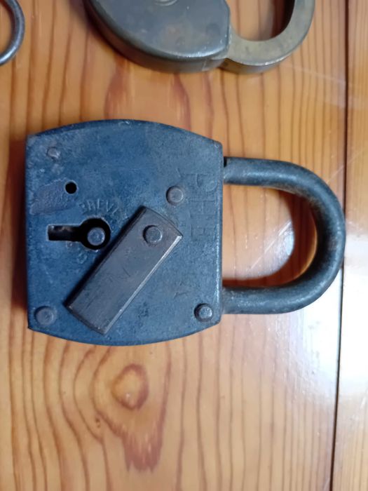 Lote de 9 cadeados antigos
