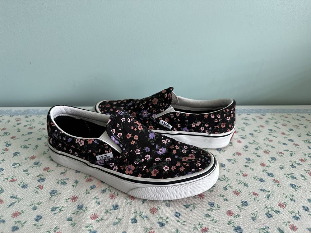 Czarne tenisówki wsuwane Vans Classic Slip On kwiaty 36.5 23.5cm