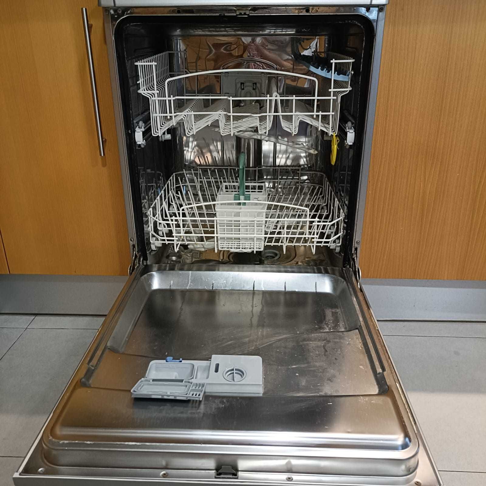 Máquina lavar louça INDESIT Modelo IDL 750 S - Com avaria