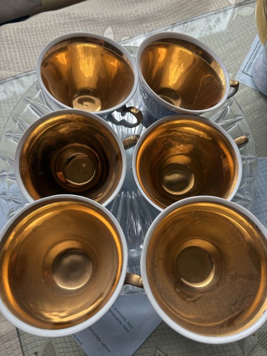 Zestaw filiżanek i dzbanek