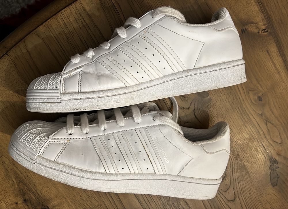 38 Adidas Superstar brancas sapatilhas em branco