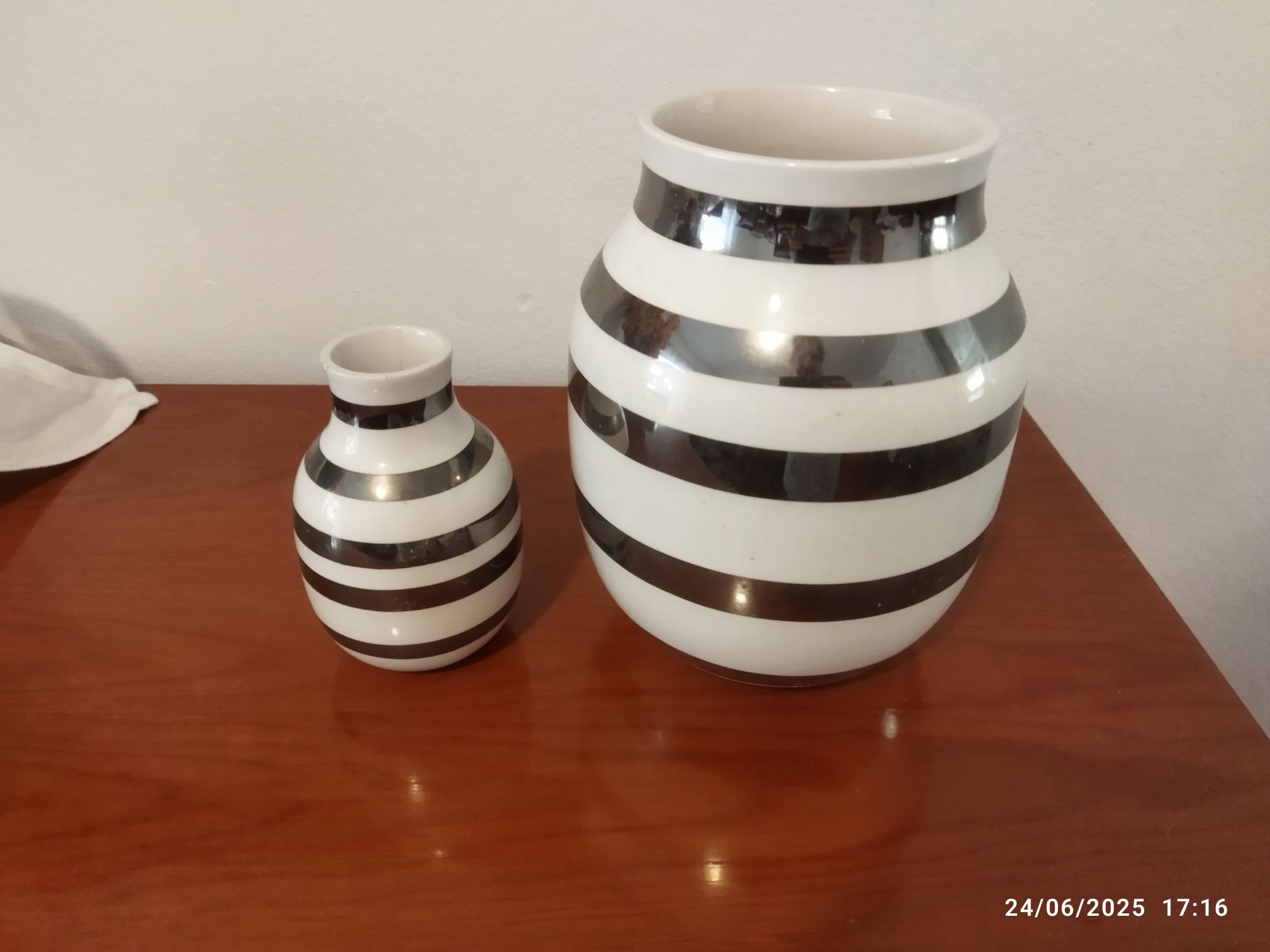 Dois vasos ou jarra