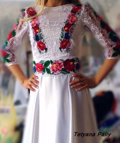 Вишите плаття в українському стилі