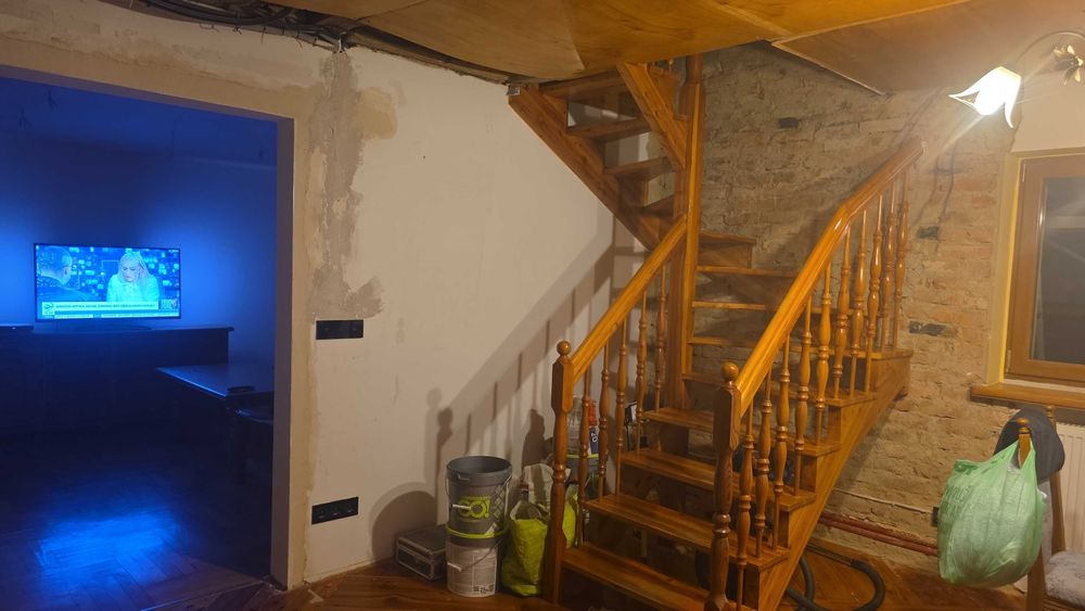 schody drewniane z balustradą