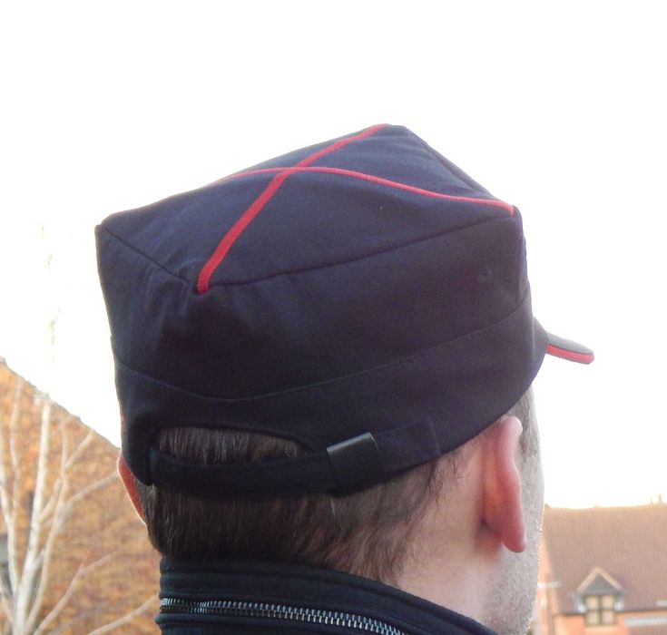 Rogatywka czarna z ozdobym haftem rozmiar L