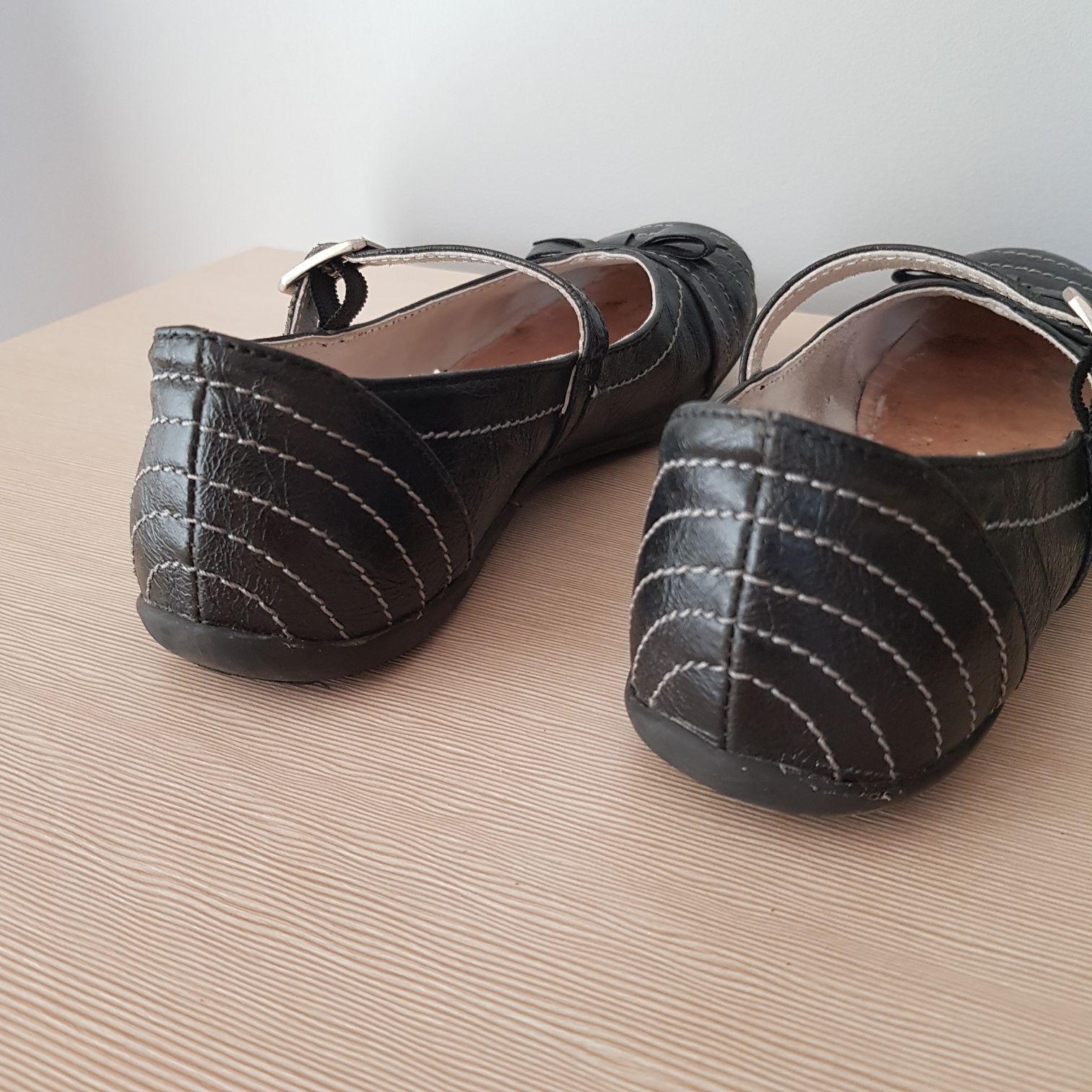 Pantofelki czrne firmy RenBut r. 34