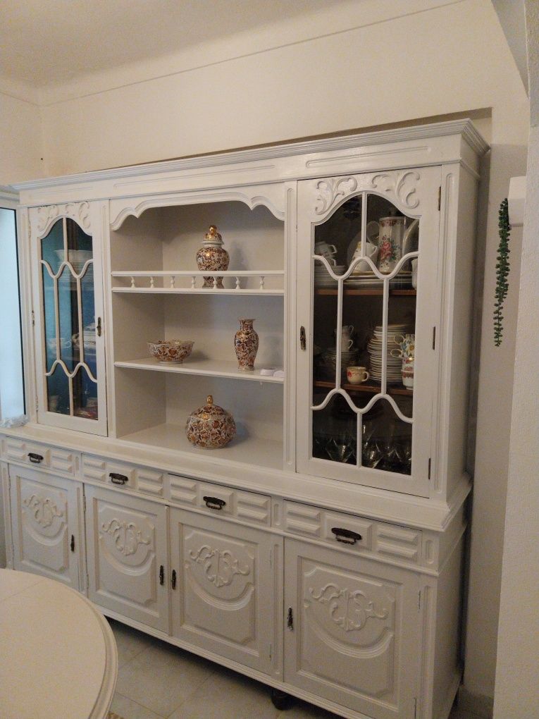 Móvel com cristaleira vintage em branco