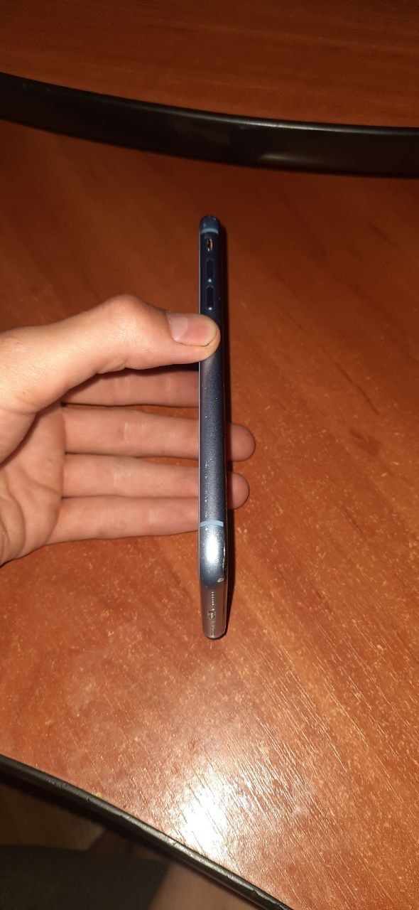 Продам iPhone XR