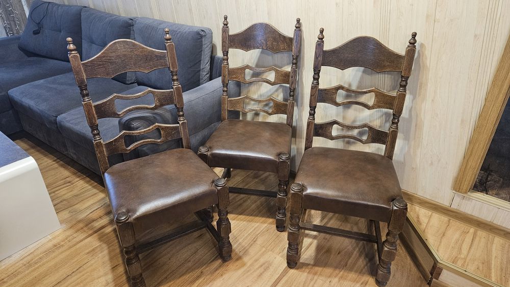 3 solidne drewniane krzesła, skórzane obicie