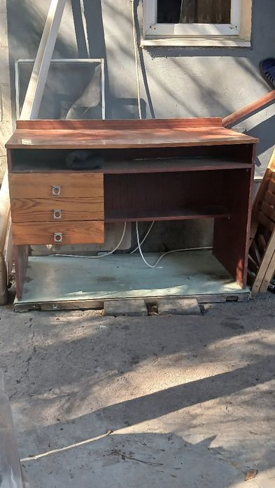 Продаётся письменный стол, в хорошем состоянии