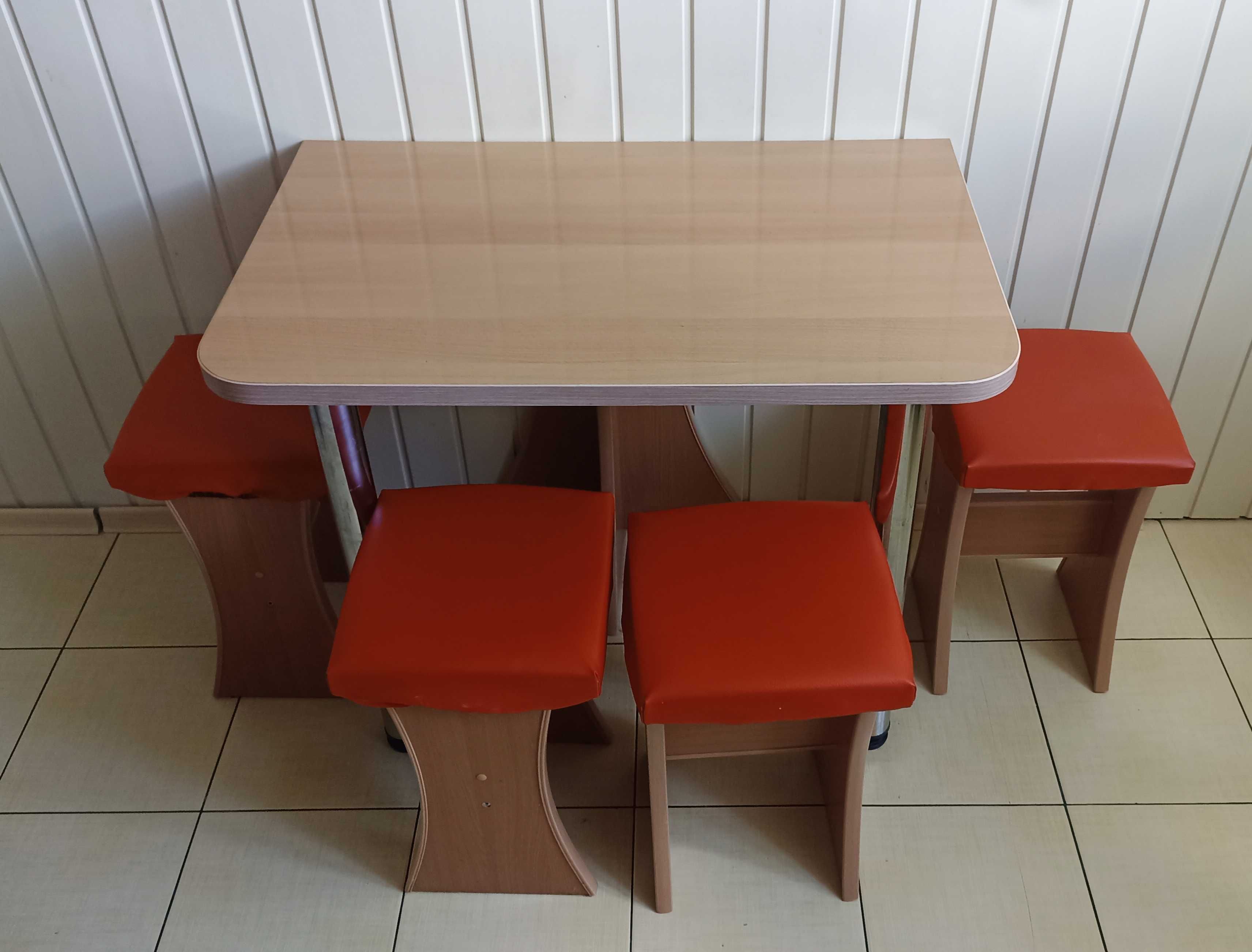 Stolik kuchenny i cztery taborety