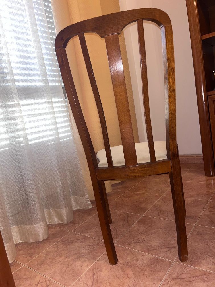 Mesa de Sala de Jantar em madeira com cadeiras