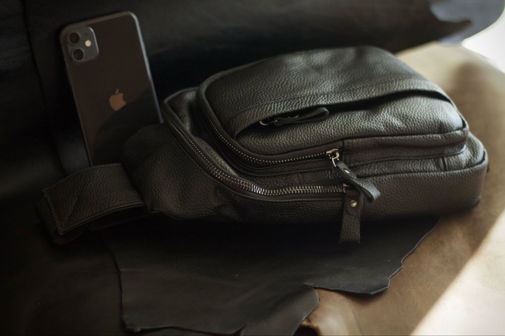 Сумка на грудь чоловіча шкіряна. Мужская кожаная сумка слинг / бананка