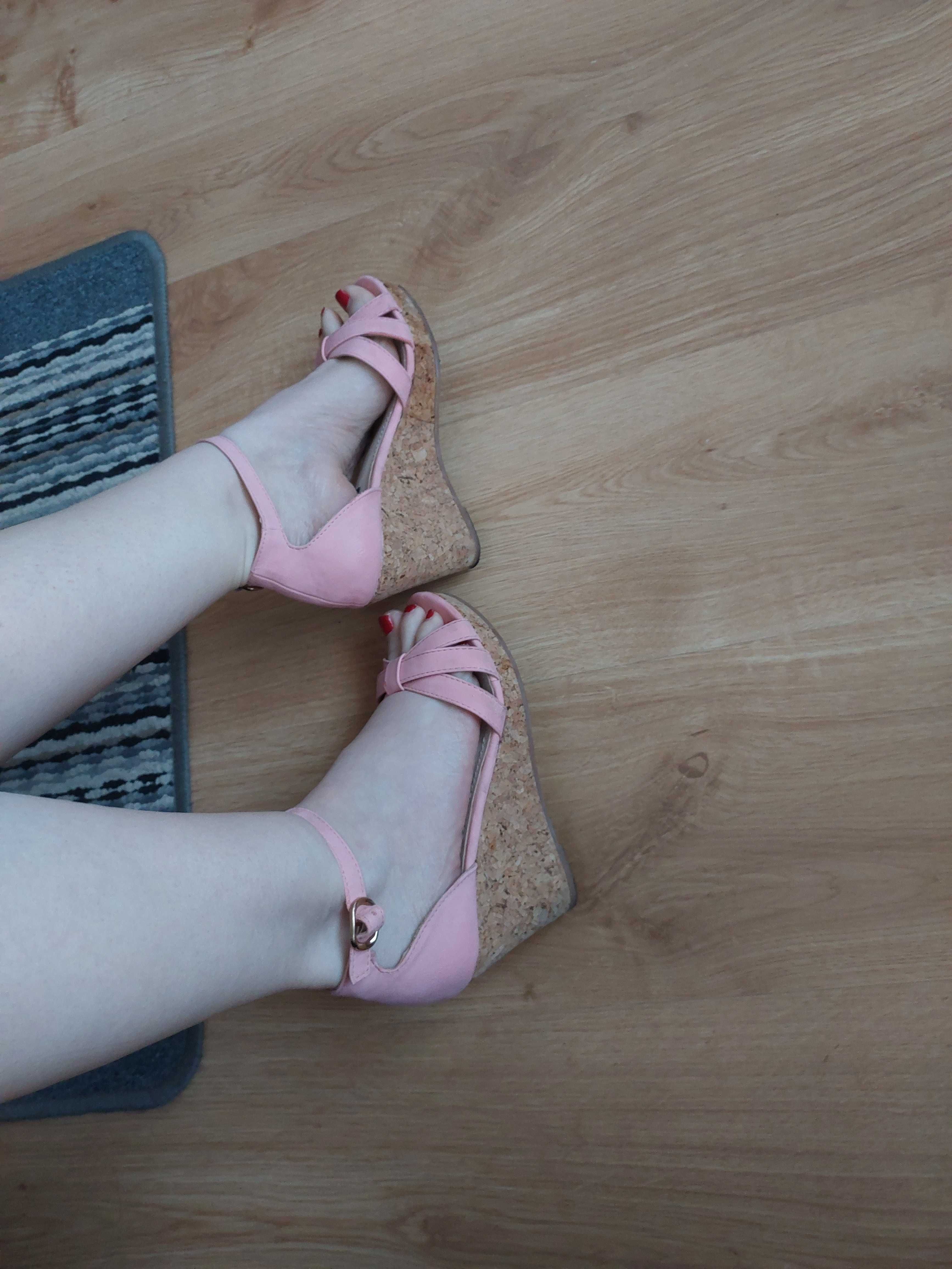Różowe sandały damskie na koturnie