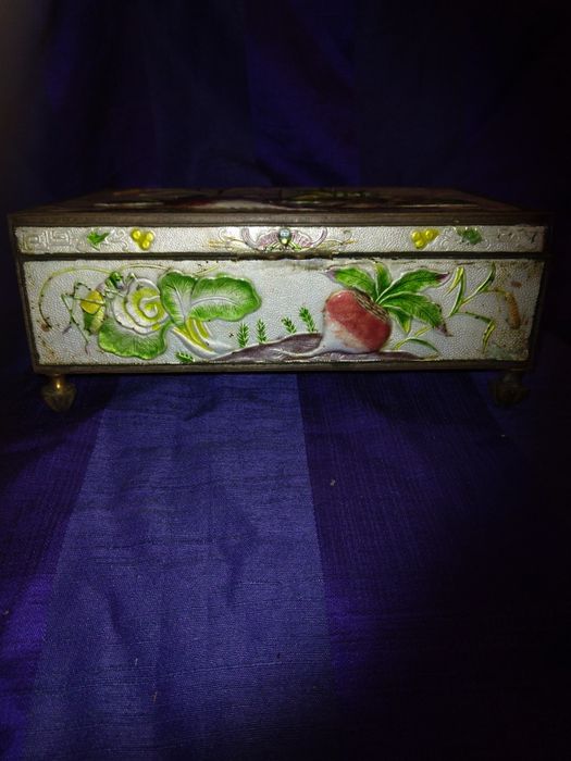 Caixa de musica antiga  mecanica   em esmalte assinada