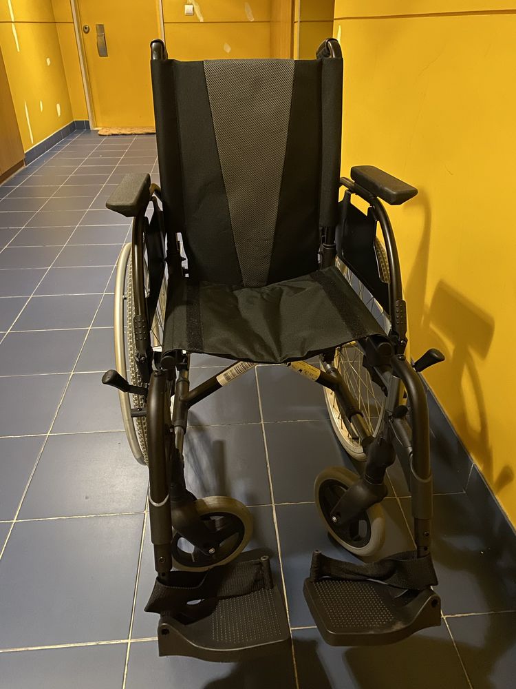 Cadeira de rodas Breezy - como nova. Utilizada 3 vezes.