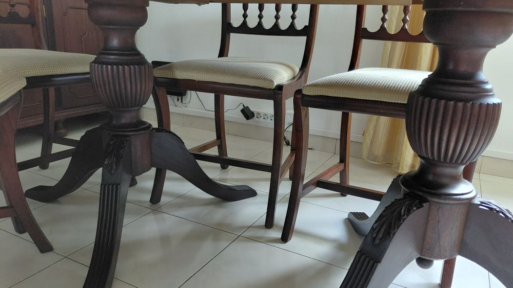 Mesa de sala em mogno.
6 cadeiras
Mesa fechada de 1,60m×1m
Mesa aberta