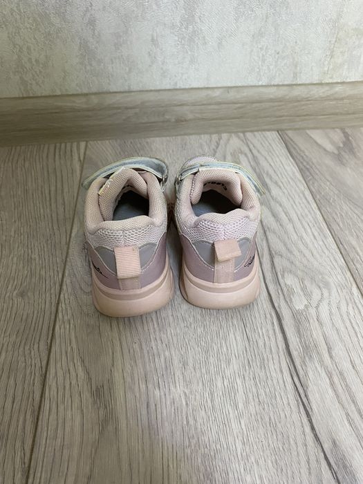 Дитячі кросівки з ліхтариками на підошві для дівчинки.