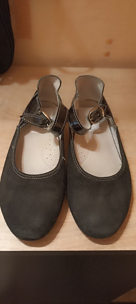Чорні туфлі для дівчинки