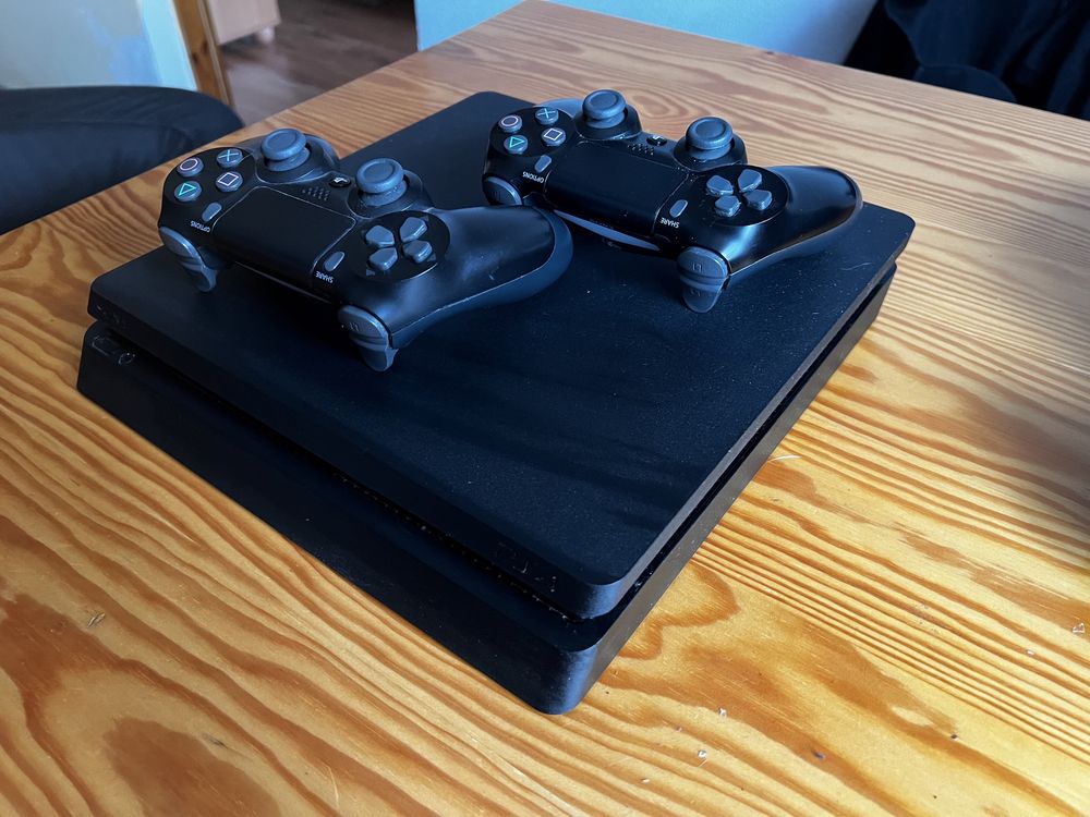 Konsola do gier ps4 slim + gry