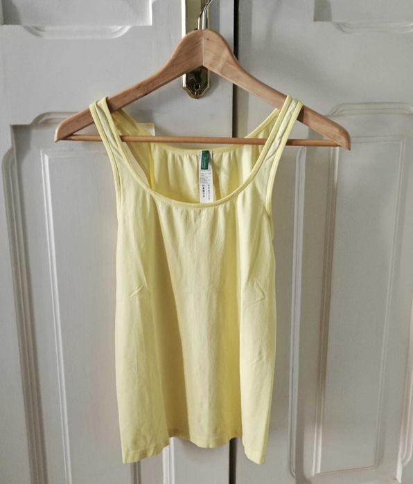 Top amarelo fluo em mousse da Benetton